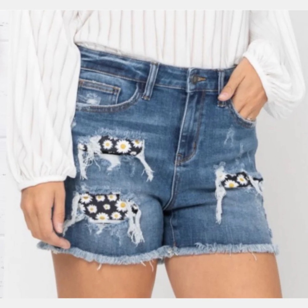Judy blue daisy patch 2x shorts